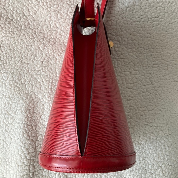 Louis Vuitton Red Epi Leather Vintage Cluny Shoulder Bag - Picture 8 of 15
